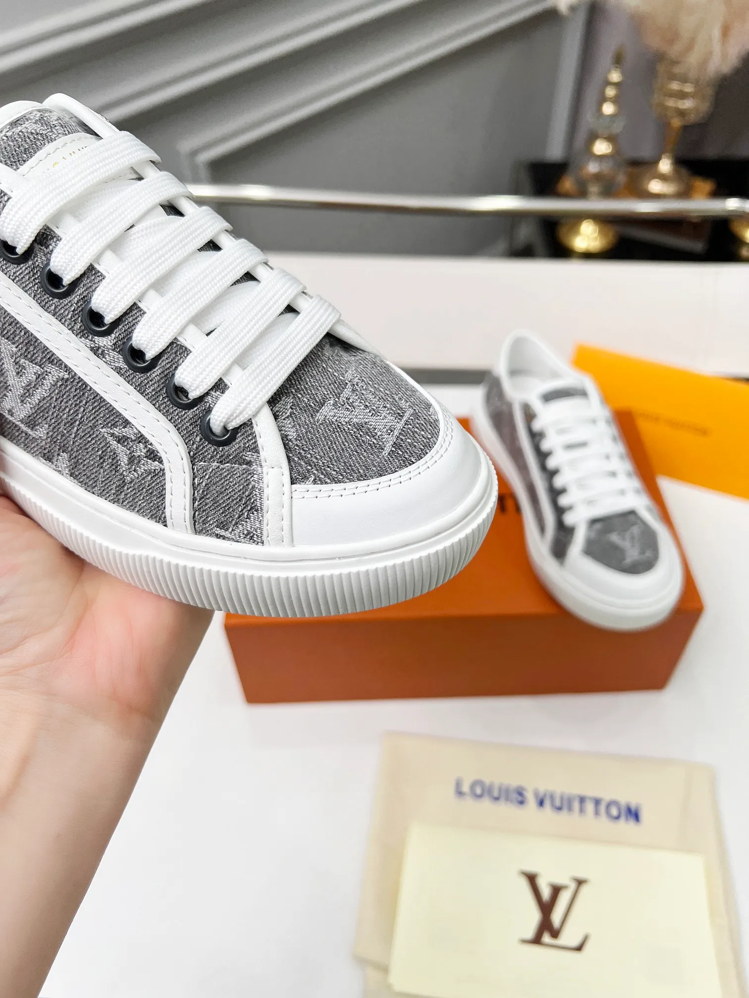 👟👟Ex-factory price 440👟👟 New arrival🆕 The hottest early spring model is coming. LV Lagoon sneakers are made of Monogram denim, injecting a retro flavor into the classic design. Leather trimmings pop out with the Louis Vuitton logo, while stenciled eyelets, trim and laces add to the refined details, and a rubber outsole embellished with Monogram flowers completes the look. Code number: 35~41, multiple colors available! Oil edges + TPU outsole + drawer box packaging